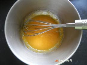 加入油，搅打至乳化。