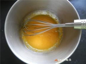 加入油，搅打至乳化。