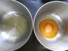 蛋清和蛋黄分离（盆要无油无水）。