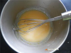 加入牛奶，轻轻搅匀。