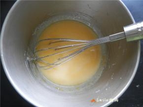 加入牛奶，轻轻搅匀。