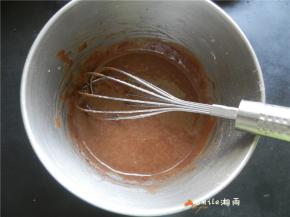低粉与可可粉筛入蛋黄中,快速往同一方向搅打成圈
