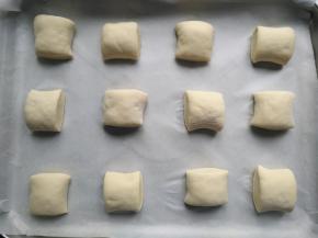 摆入铺有油纸的蒸盘