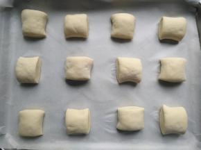 摆入铺有油纸的蒸盘