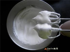 电动打蛋器（由低-中-高速）打发蛋清至鱼眼泡（加柠檬汁），分3次加入22g糖，打发至干性泡发。
