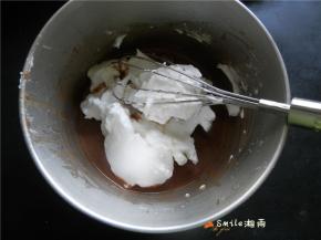 取1/3的蛋白霜至蛋黄糊中，翻拌均匀。