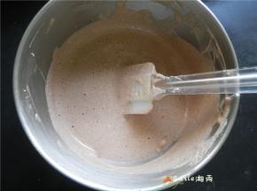 倒入蛋白里，同样用切、拌的方式拌匀。