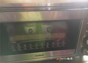 倒入纸杯内，装8分满，震几下。放预热160度烤箱，烤25分钟左右。
出炉后把烤盘拿出来震几下。