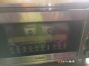 倒入纸杯内，装8分满，震几下。放预热160度烤箱，烤25分钟左右。
出炉后把烤盘拿出来震几下。
