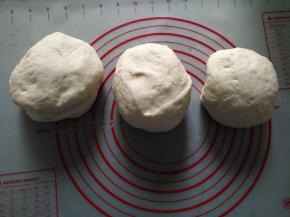 取出面团，排气，平均分成3份