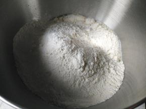 加入面粉、白糖和酵母