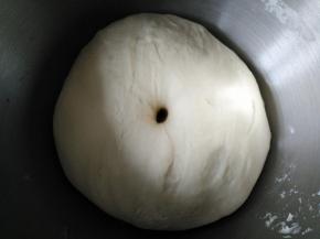 发至两倍大用手指沾点粉戳个孔，不容易闭合