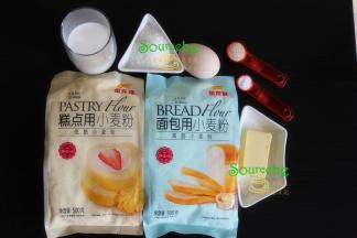 （以下配料9个）面包食材：金龙鱼面包用小麦粉（高筋小麦粉）180克、金龙鱼糕点小麦粉（低筋粉面粉）40克、牛奶110克、白砂糖45克、黄油30克、全蛋液25克、盐2克、干酵母3克
表面装饰：全蛋液适量