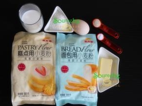 （以下配料9个）面包食材：金龙鱼面包用小麦粉（高筋小麦粉）180克、金龙鱼糕点小麦粉（低筋粉面粉）40克、牛奶110克、白砂糖45克、黄油30克、全蛋液25克、盐2克、干酵母3克
表面装饰：全蛋液适量