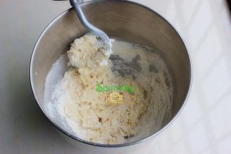 把所有面包倒入厨师机的桶，面团形成一层膜，扯就会断了，这时候可以加入黄油继续揉达到扩展阶段。