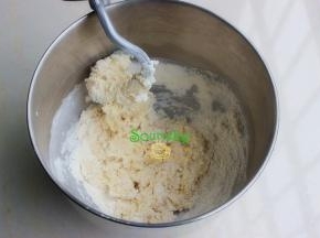 把所有面包倒入厨师机的桶，面团形成一层膜，扯就会断了，这时候可以加入黄油继续揉达到扩展阶段。