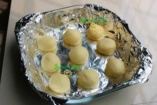 烤盘垫上铝箔纸，把面包胚均匀放入烤盘。