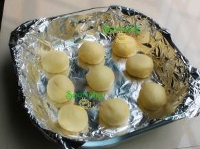 烤盘垫上铝箔纸，把面包胚均匀放入烤盘。