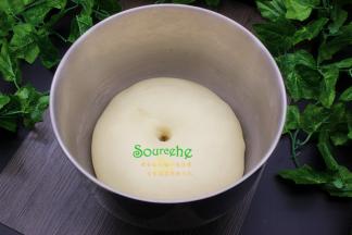 厨师机揉好的面团用手揉搓成光滑面团，放回厨师机的桶里，盖上一块湿布，进行第一次发酵，发酵到2倍大。