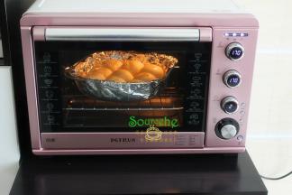 把烤箱的水取出，烤箱预热，170度，上下火，中层，烤25分钟。