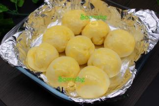 发酵好面包把整个烤盘都填满，取出，面团表面薄薄地刷一层全蛋液。