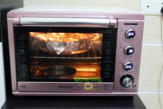 把烤盘放入烤箱，在装一盘温水放在烤盘下面，功能设置发酵，这个时候就温度自动调整38度，时间45分钟。