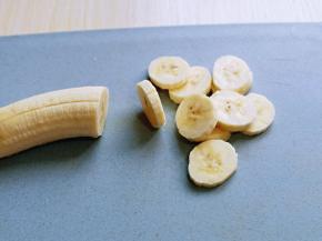 香蕉去皮切片。(不要切太厚哈)