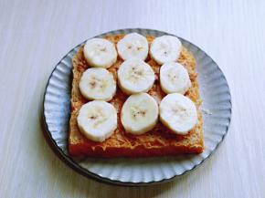 将切好的香蕉片摆放在吐司片上。