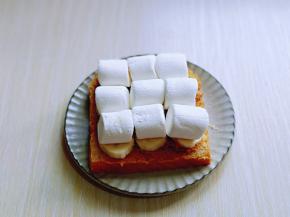 再摆放上棉花糖，用手轻轻挤一下，紧一点烤出来好看。