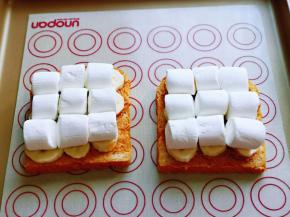 两片吐司一依次做好，放入垫油纸的烤盘中。