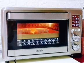 上下管175度烤10-12分钟。(温度及时间仅供参考，具体根据自家烤箱性能另定)