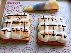 烤好的吐司取出，挤上巧克力酱就可以啦！