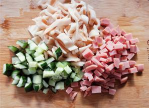 首先把莲藕去皮切丁，黄瓜洗净不去皮切丁，火腿切丁备用。