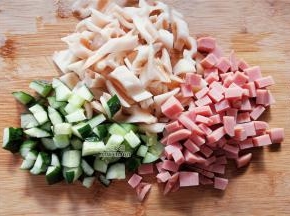 首先把莲藕去皮切丁，黄瓜洗净不去皮切丁，火腿切丁备用。