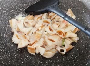 热锅下油，放入切片的蒜瓣爆香，把切好的藕丁放入翻炒下。