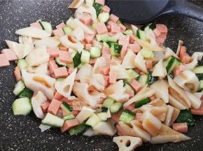 接着把黄瓜丁，火腿丁倒入一起翻炒，放入盐，生抽调味下。