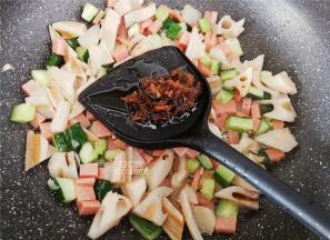 三丁炒出一点香味了，放入八宝酱继续翻炒均匀下。