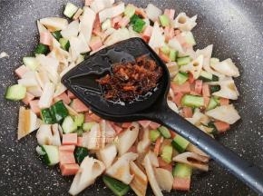 三丁炒出一点香味了，放入八宝酱继续翻炒均匀下。