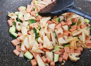 取一点清水倒入锅中，加盖大火煮沸收汁就可以装盘食用了。