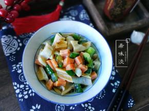 小贴士：选购莲藕注意下：七孔藕淀粉含量较高，水分少，糯而不脆，适宜做汤；九孔藕水分含量高，脆嫩、汁多，凉拌或清炒最为合适，这个菜谱的莲藕就选择九孔的，脆爽鲜嫩，特别好吃。吃藕的时候就会闻到，藕中会散发出一种独特的清香，让你特有食欲哦。