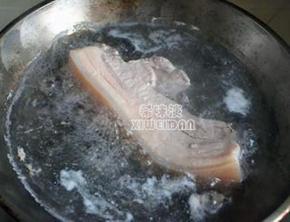 煮一锅开水把肉放进去焯至变色即可，撇去锅内的浮沫，捞出肉。