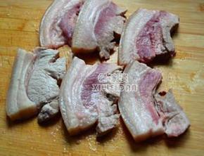 挑新鲜的带皮猪五花肉(要新鲜的哦不能用冷冻的)，切成厚1cm左右的肉片。