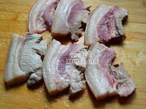 挑新鲜的带皮猪五花肉(要新鲜的哦不能用冷冻的)，切成厚1cm左右的肉片。