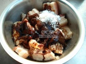 取一个盆子来，把切好的肉放入其中，用甜面酱，料酒，老抽，生抽，糖、倒入切好的五花肉中，用酱汁腌制时间最好不要低于2小时也不要超过24小时。