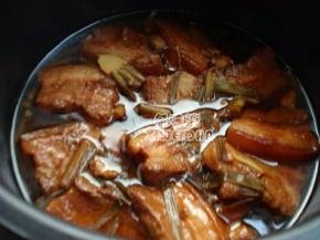 最后倒入少许清水，盖上盖子点快速煮饭键，炖制一会放入干辣椒（可不放），肉片软化即可。