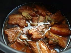 最后倒入少许清水，盖上盖子点快速煮饭键，炖制一会放入干辣椒（可不放），肉片软化即可。