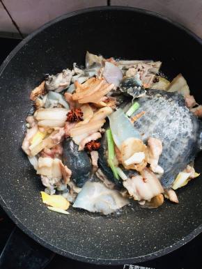 放入甲鱼翻炒均匀。