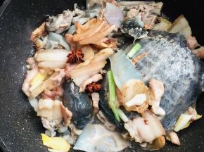 放入甲鱼翻炒均匀。