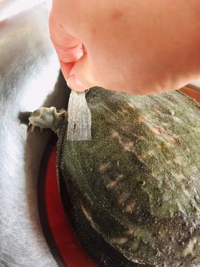 用手撕掉甲鱼表面的那层皮。