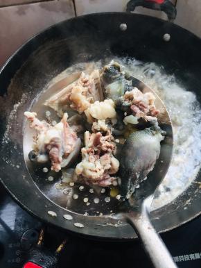 甲鱼冷水下锅，倒入适量的料酒去腥，焯水2分钟左右捞出清洗干净备用。